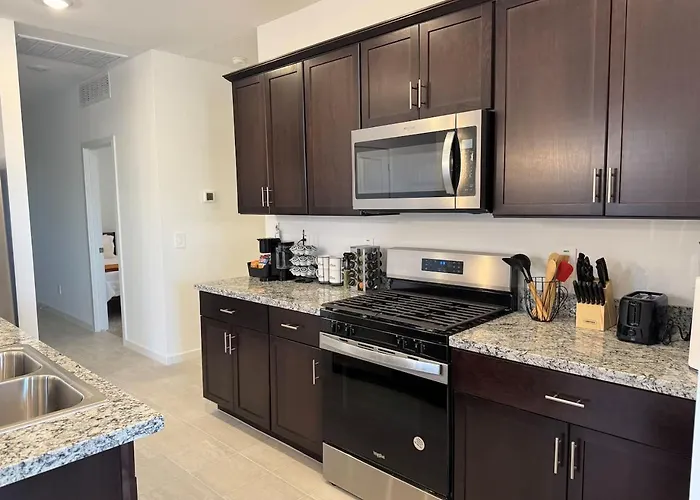 Modern 3br Pool Access I-10 Holiday home *