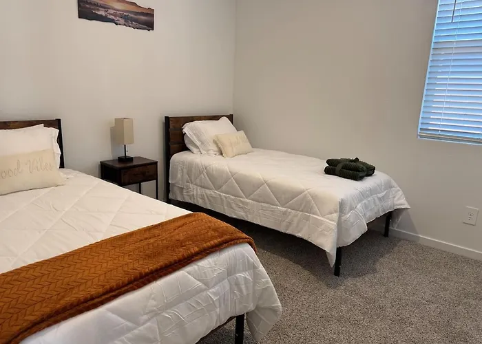 Modern 3br Pool Access I-10 *