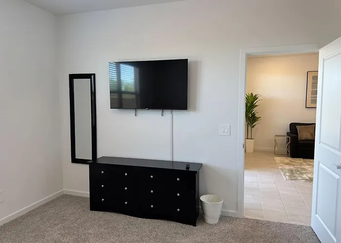 Modern 3br Pool Access I-10
