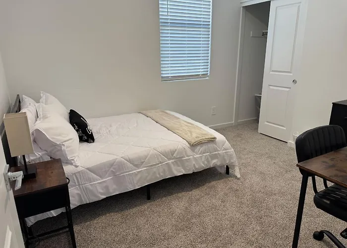 Modern 3br Pool Access I-10 Holiday home *